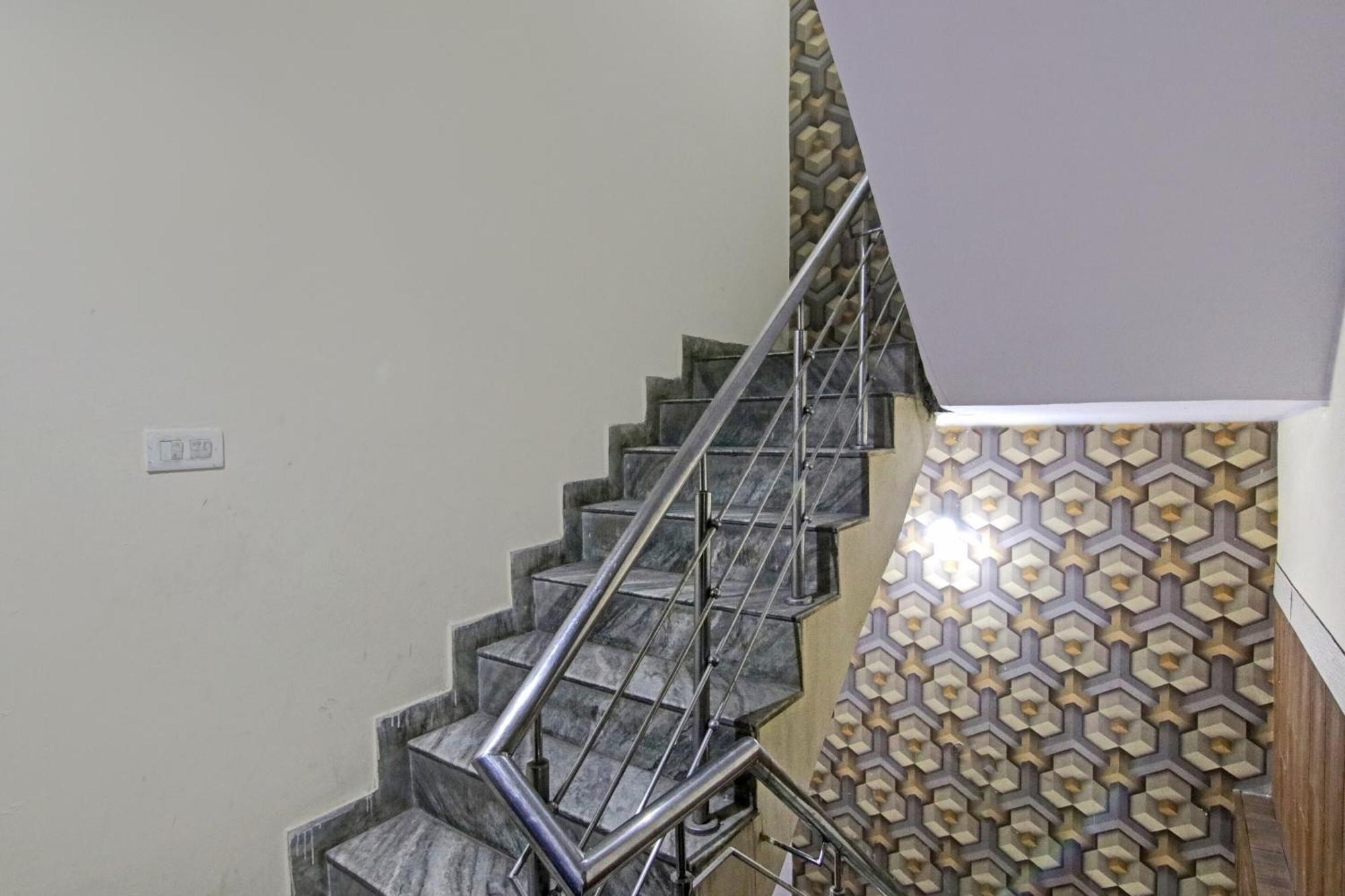 Flagship Hotel Decent Stay Near Pvr Vikaspuri Delhi New Delhi Bagian luar foto